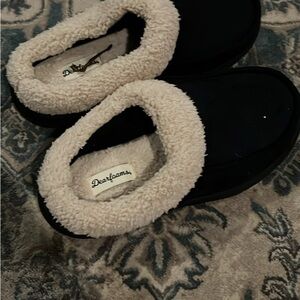 Dearfoams Black and Cream Cozy Slippers